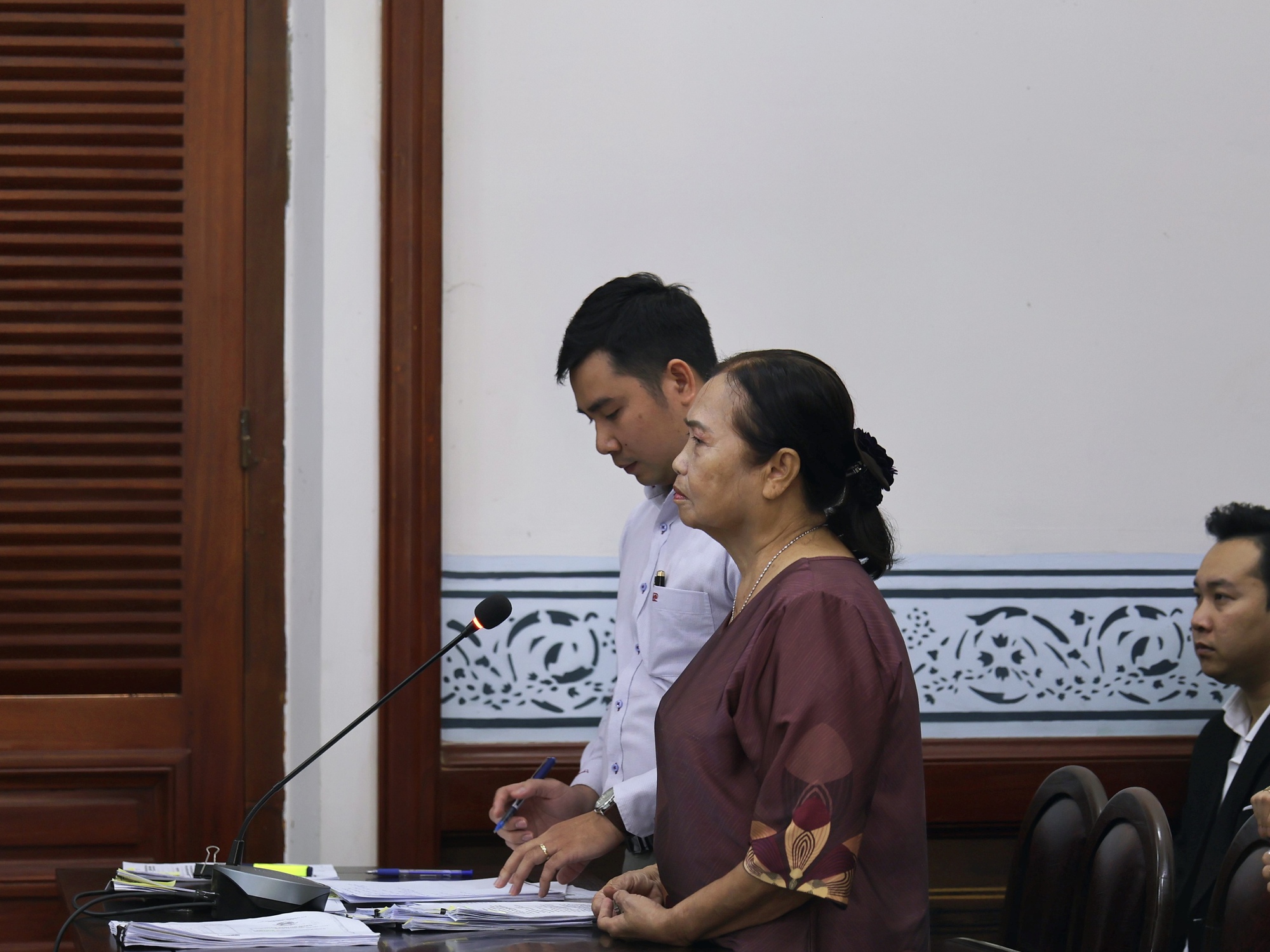 Mẹ người mẫu Đức Tiến đặt nghi vấn con dâu đã nhận số tiền phúng điếu lớn mà không công khai - Ảnh 1. Mẹ người mẫu Đức Tiến đặt nghi vấn con dâu đã nhận số tiền phúng điếu lớn mà không công khai - Ảnh 1.