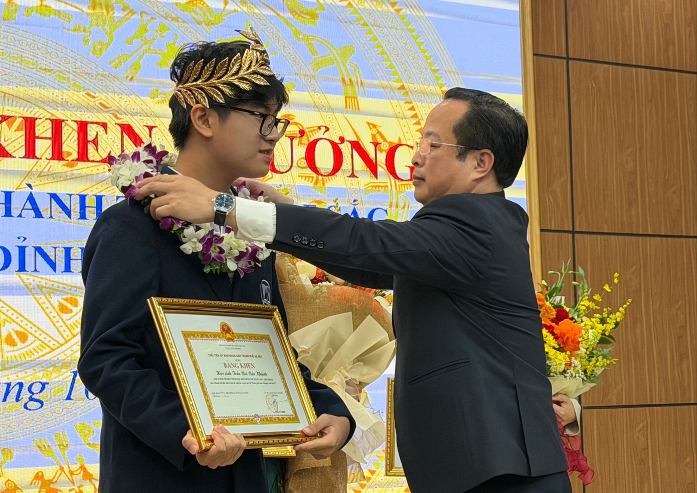 Hà Nội tặng Bằng khen và thưởng 50 triệu đồng cho quán quân Đường lên đỉnh Olympia - Ảnh 2. Hà Nội tặng Bằng khen và thưởng 50 triệu đồng cho quán quân Đường lên đỉnh Olympia - Ảnh 2.