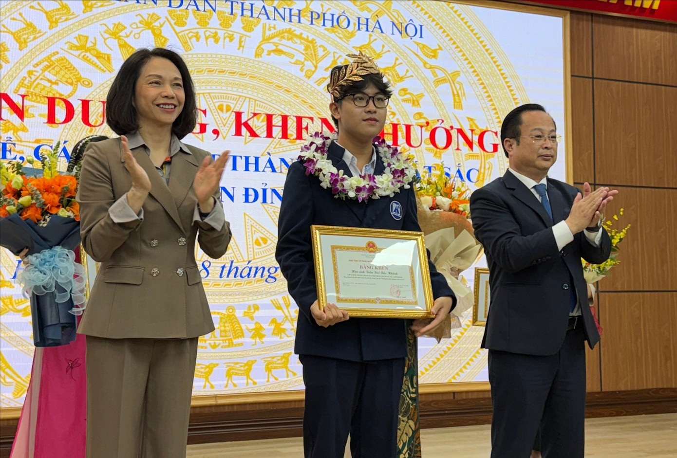 Hà Nội tặng Bằng khen và thưởng 50 triệu đồng cho quán quân Đường lên đỉnh Olympia - Ảnh 3. Hà Nội tặng Bằng khen và thưởng 50 triệu đồng cho quán quân Đường lên đỉnh Olympia - Ảnh 3.