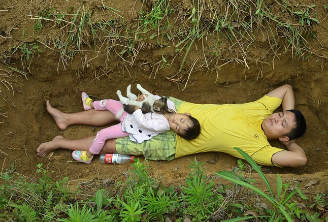 Cô bé 2 tuổi từng nằm dưới mộ mỗi ngày để &quot;làm quen với cái chết&quot; hiện tại ra sao?- Ảnh 3.