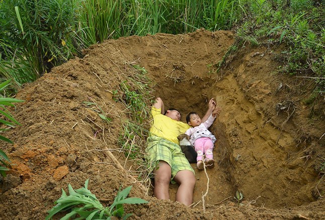 Cô bé 2 tuổi từng nằm dưới mộ mỗi ngày để &quot;làm quen với cái chết&quot; hiện tại ra sao?- Ảnh 2.