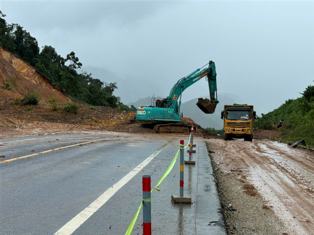 Sạt lở cao tốc La Sơn - hòa Liên gây nguy hiểm nghiêm trọng cho giao thông - Ảnh 3. Sạt lở cao tốc La Sơn - hòa Liên gây nguy hiểm nghiêm trọng cho giao thông - Ảnh 3.