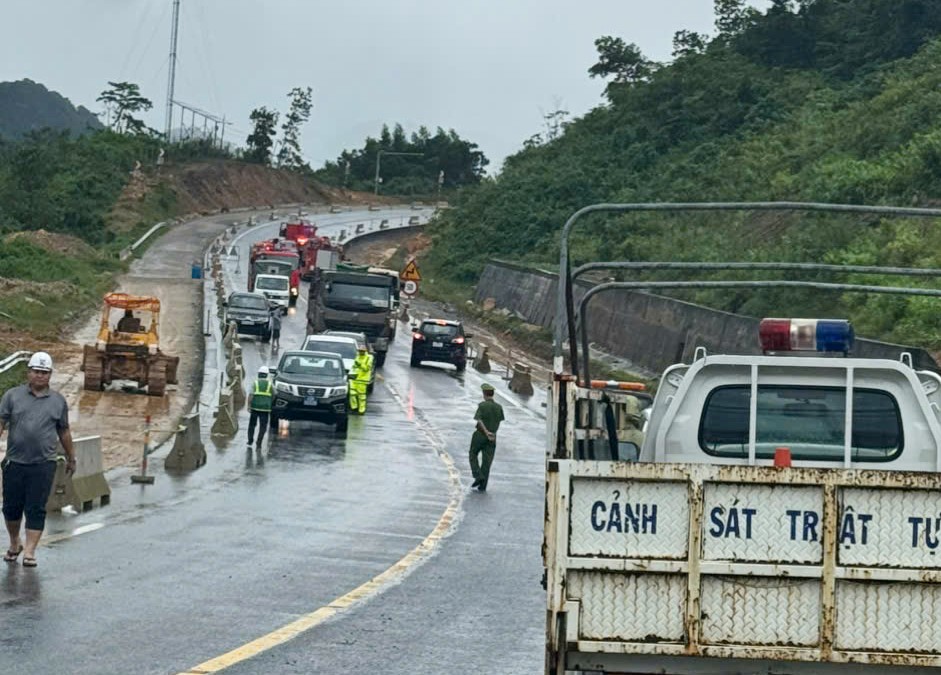 Sạt lở cao tốc La Sơn - hòa Liên gây nguy hiểm nghiêm trọng cho giao thông - Ảnh 1. Sạt lở cao tốc La Sơn - hòa Liên gây nguy hiểm nghiêm trọng cho giao thông - Ảnh 1.