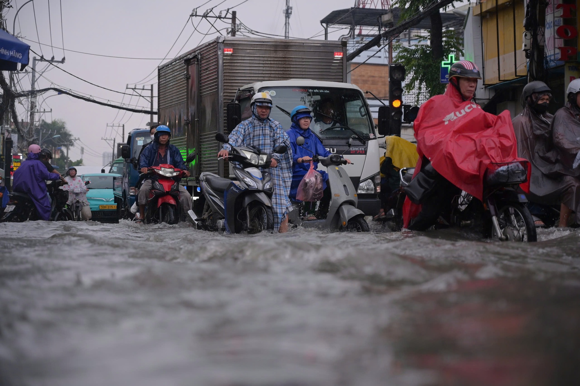 Mưa từ sáng đến chiều 28-10, nhiều tuyến đường ở TP HCM ngập sâu - Ảnh 4. img