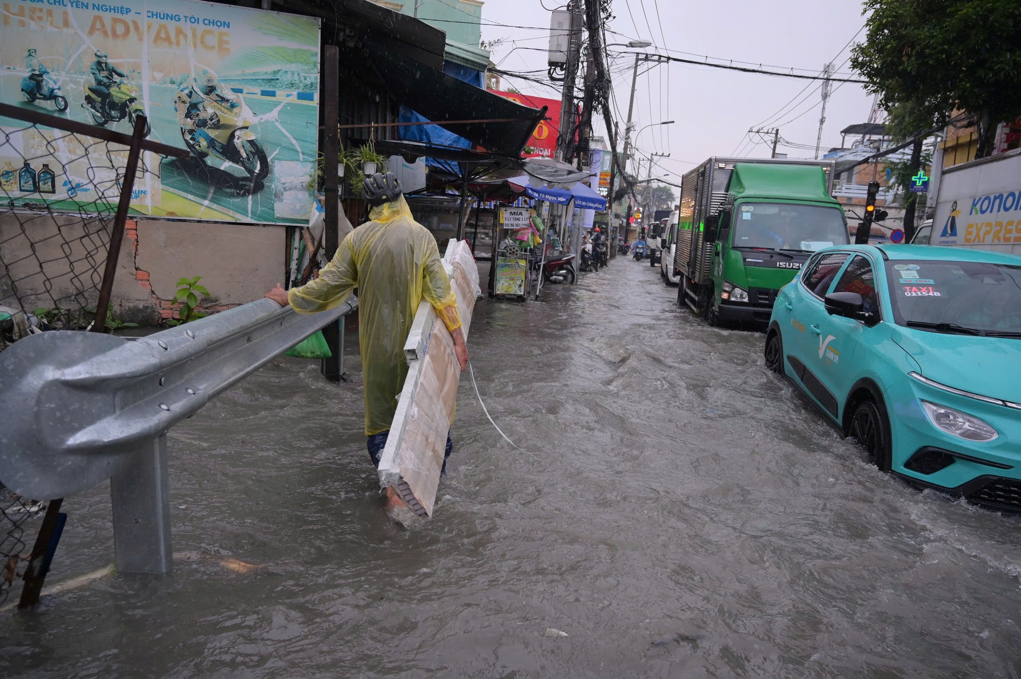 Mưa từ sáng đến chiều 28-10, nhiều tuyến đường ở TP HCM ngập sâu - Ảnh 1. img