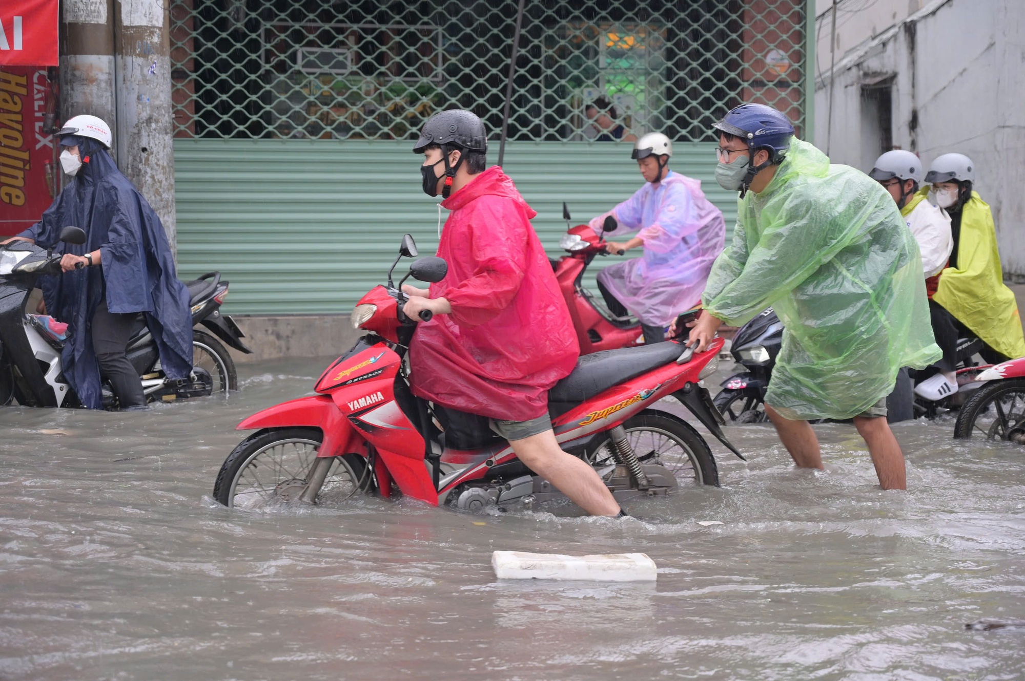 Mưa từ sáng đến chiều 28-10, nhiều tuyến đường ở TP HCM ngập sâu - Ảnh 3. img