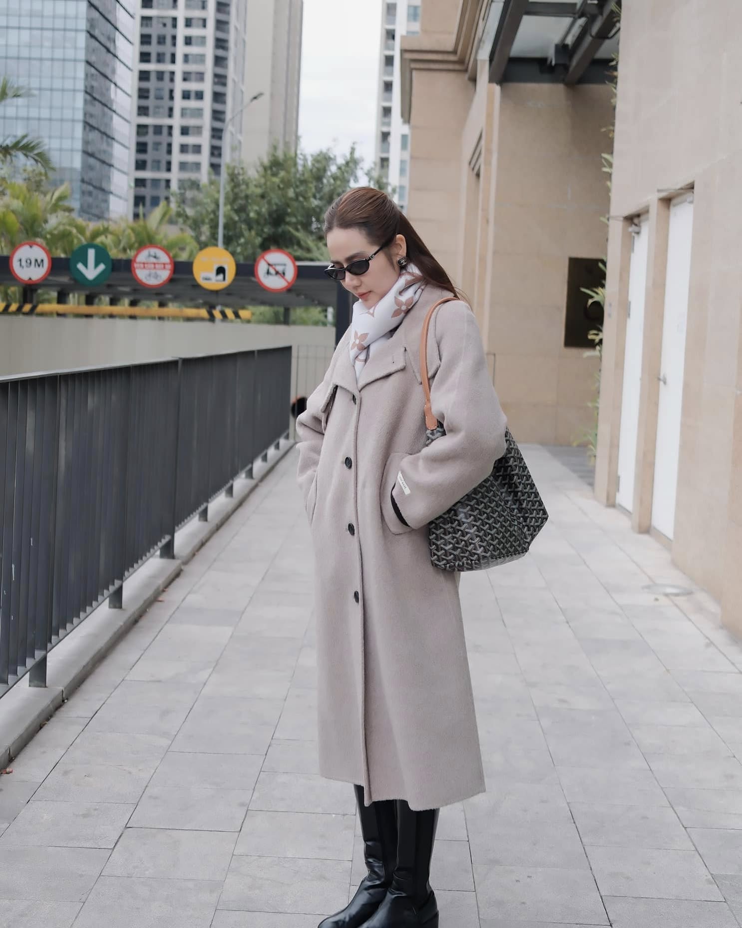 Nữ chính phim "Cách em 1 milimet": Ngoài đời toàn mặc đồ đen trắng nhưng bộ nào cũng đẹp - Ảnh 11. Nữ chính phim "Cách em 1 milimet": Ngoài đời toàn mặc đồ đen trắng nhưng bộ nào cũng đẹp - Ảnh 11.