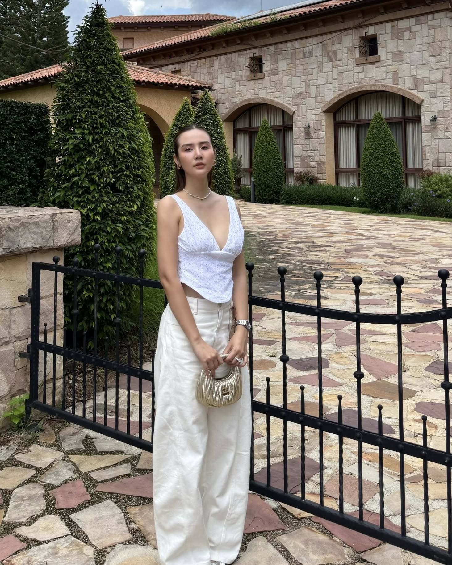 Nữ chính phim "Cách em 1 milimet": Ngoài đời toàn mặc đồ đen trắng nhưng bộ nào cũng đẹp - Ảnh 7. Nữ chính phim "Cách em 1 milimet": Ngoài đời toàn mặc đồ đen trắng nhưng bộ nào cũng đẹp - Ảnh 7.