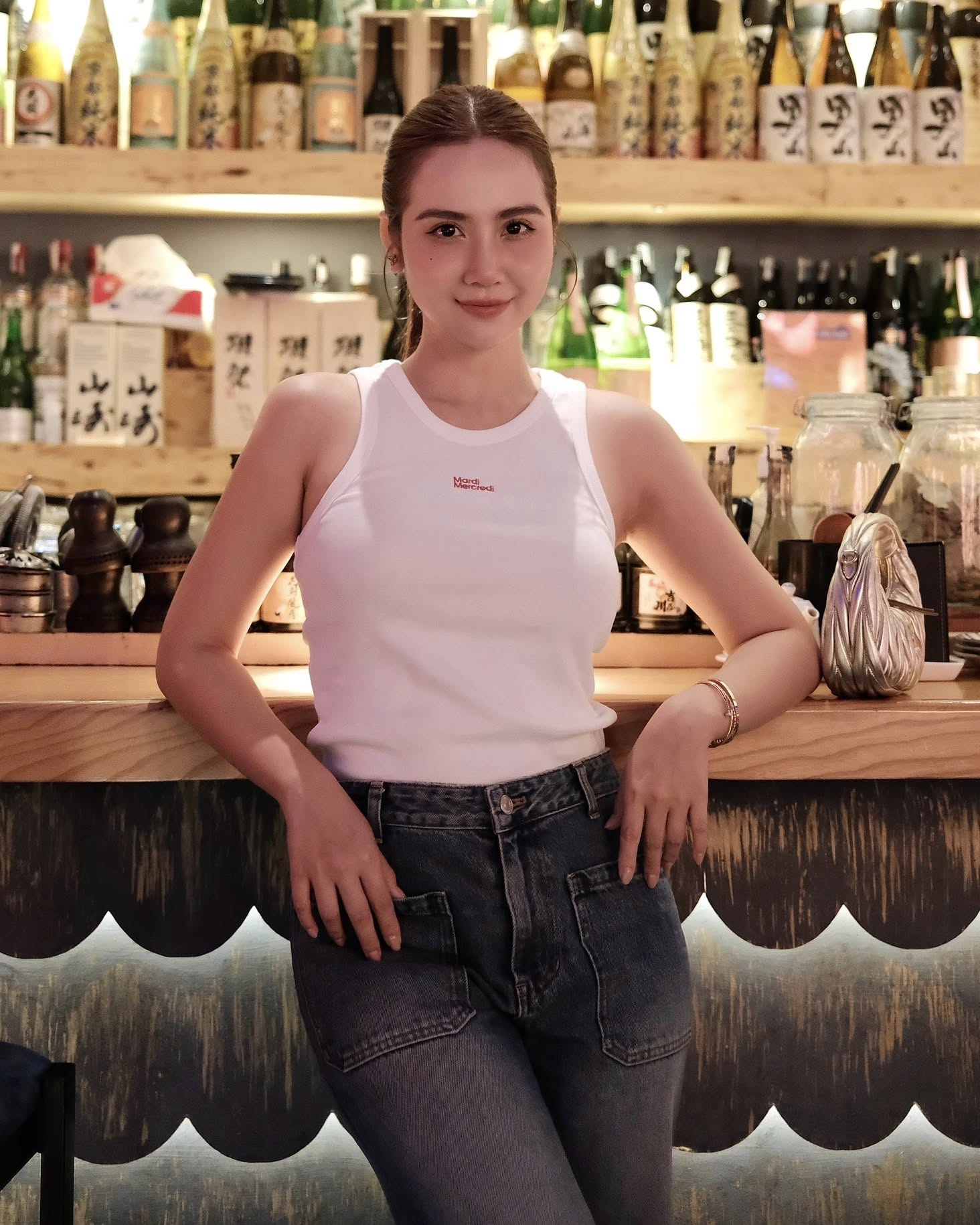 Nữ chính phim "Cách em 1 milimet": Ngoài đời toàn mặc đồ đen trắng nhưng bộ nào cũng đẹp - Ảnh 6. Nữ chính phim "Cách em 1 milimet": Ngoài đời toàn mặc đồ đen trắng nhưng bộ nào cũng đẹp - Ảnh 6.