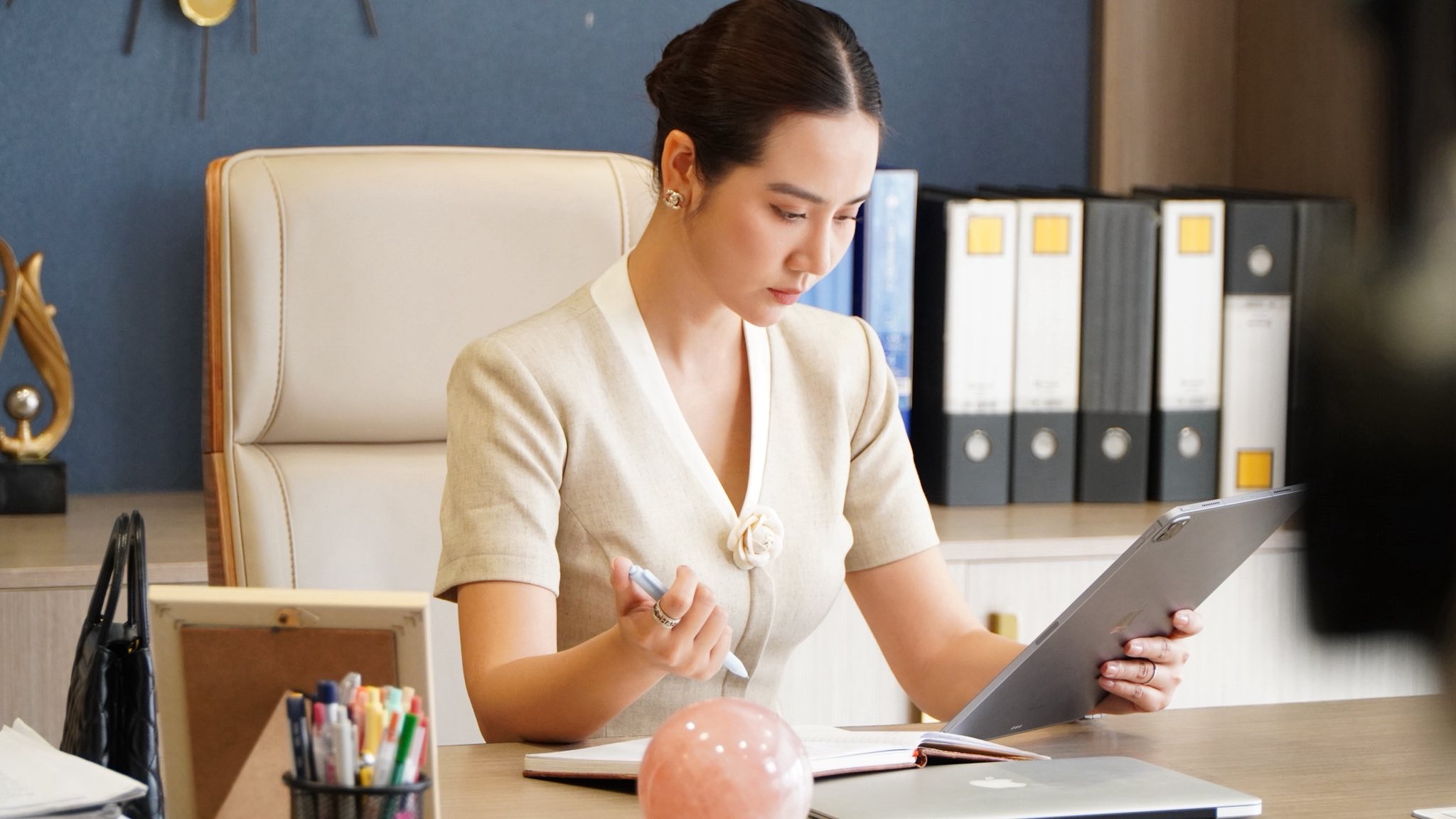 Nữ chính phim "Cách em 1 milimet": Ngoài đời toàn mặc đồ đen trắng nhưng bộ nào cũng đẹp - Ảnh 1. Nữ chính phim "Cách em 1 milimet": Ngoài đời toàn mặc đồ đen trắng nhưng bộ nào cũng đẹp - Ảnh 1.