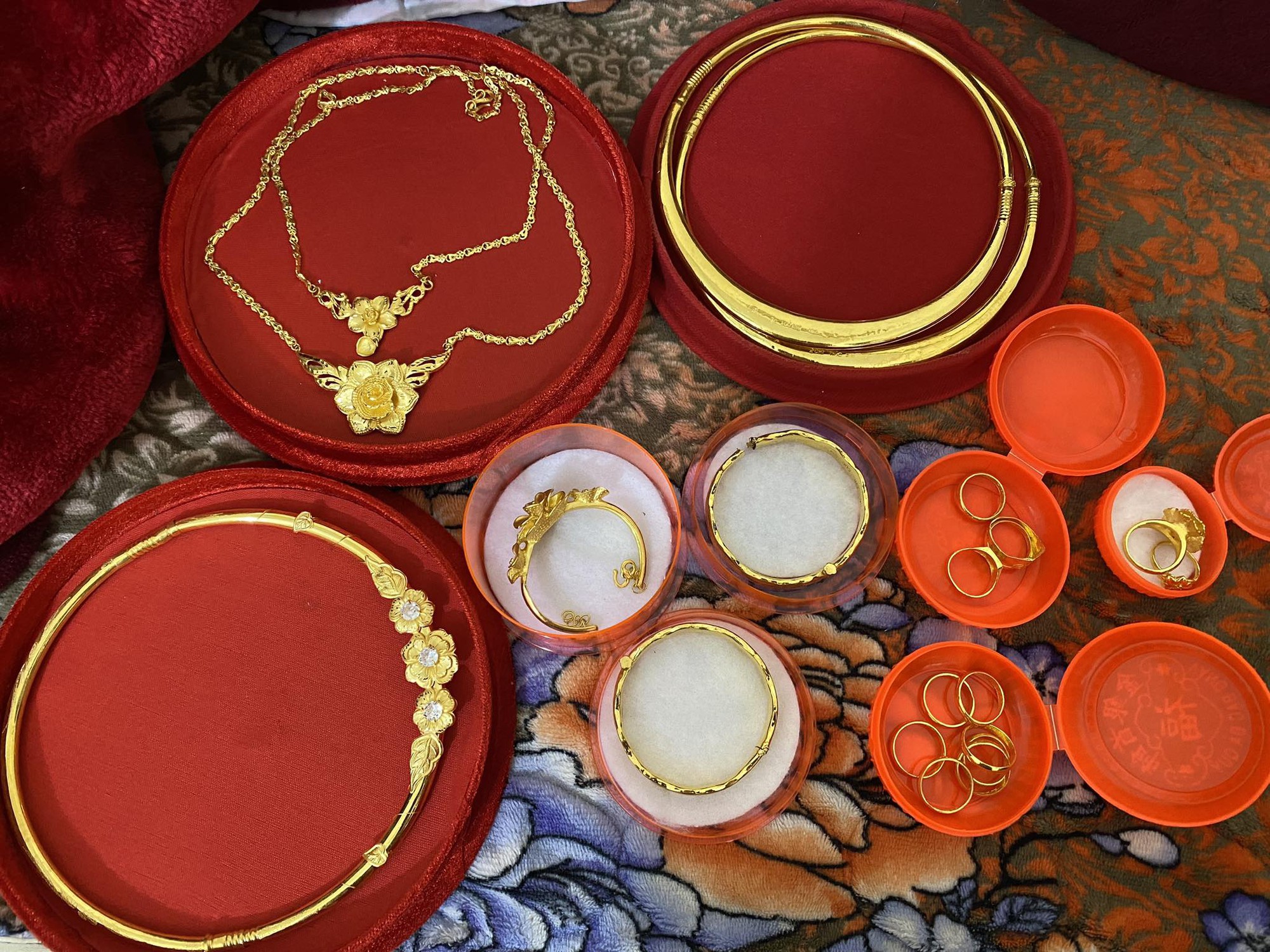 Người phụ nữ Hà Nội bán 10 cây vàng "nuôi" chồng làm chủ, giờ thất bại quay lại làm thuê: Con không có tiền đi học!- Ảnh 1. Người phụ nữ Hà Nội bán 10 cây vàng "nuôi" chồng làm chủ, giờ thất bại quay lại làm thuê: Con không có tiền đi học!- Ảnh 1.