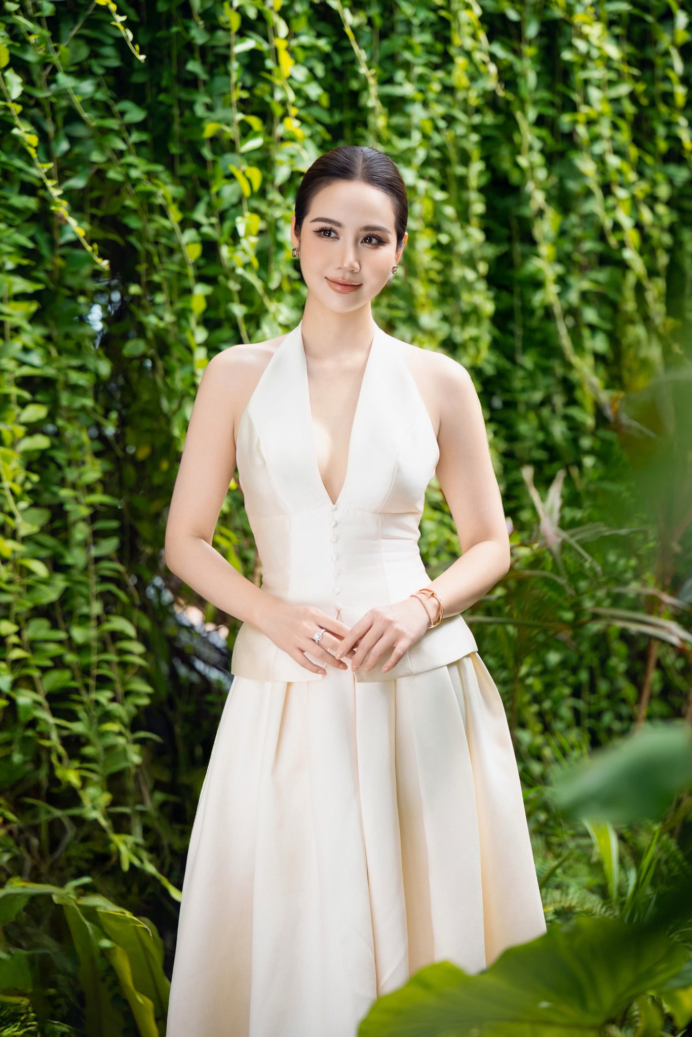 Nữ chính phim "Cách em 1 milimet": Ngoài đời toàn mặc đồ đen trắng nhưng bộ nào cũng đẹp - Ảnh 3. Nữ chính phim "Cách em 1 milimet": Ngoài đời toàn mặc đồ đen trắng nhưng bộ nào cũng đẹp - Ảnh 3.