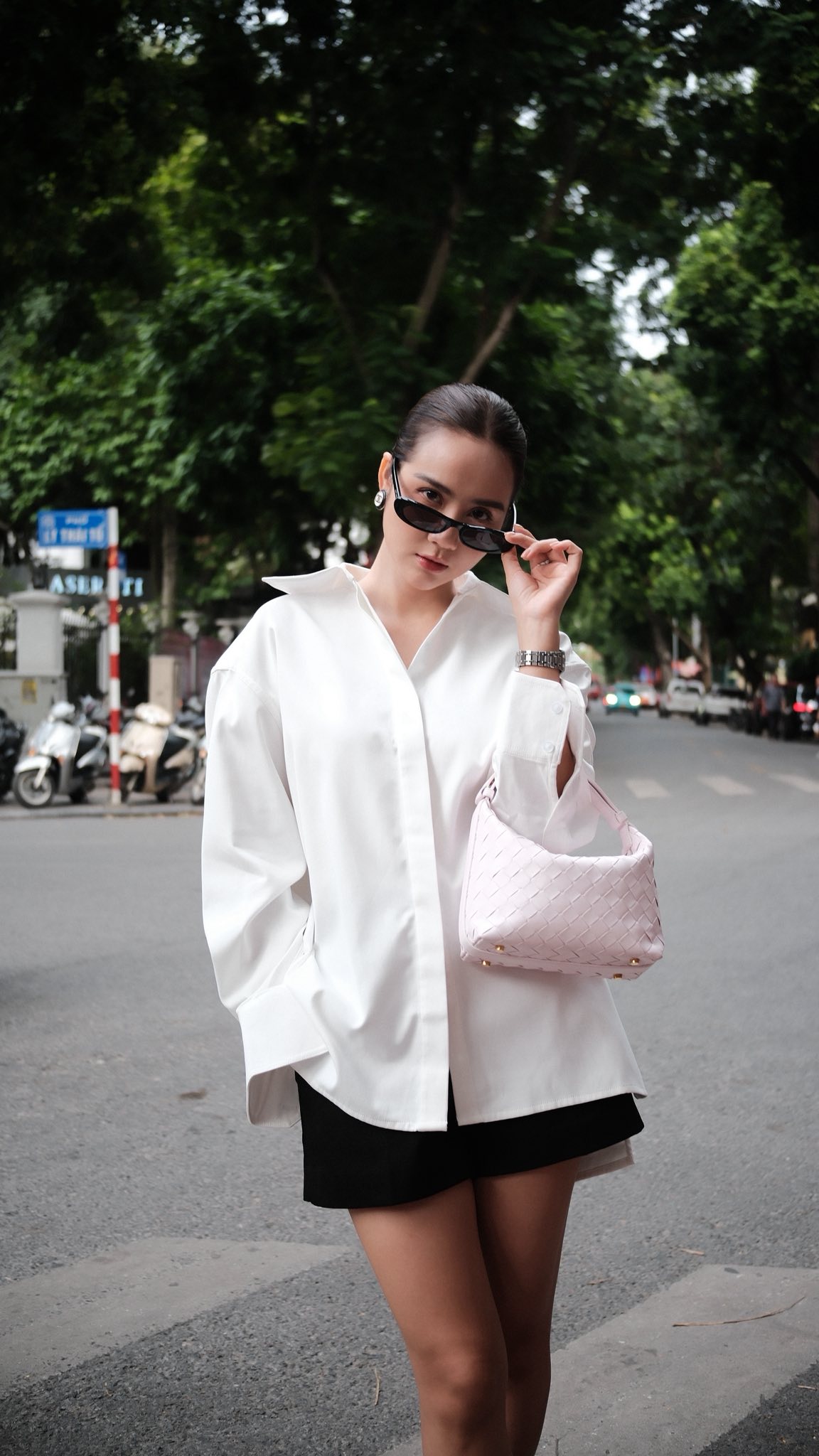 Nữ chính phim "Cách em 1 milimet": Ngoài đời toàn mặc đồ đen trắng nhưng bộ nào cũng đẹp - Ảnh 2. Nữ chính phim "Cách em 1 milimet": Ngoài đời toàn mặc đồ đen trắng nhưng bộ nào cũng đẹp - Ảnh 2.