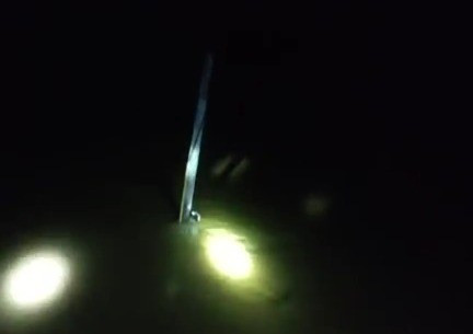 Thót tim cảnh người đàn ông ôm cột điện kêu cứu giữa dòng lũ đêm - Ảnh 1. Thót tim cảnh người đàn ông ôm cột điện kêu cứu giữa dòng lũ đêm - Ảnh 1.