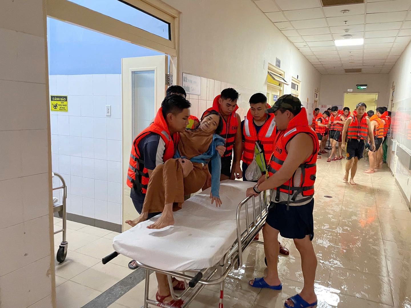 "Chị cố lên, đừng ngủ": Lời động viên 17 giây của trường Công an phường giữa đêm mưa lạnh- Ảnh 3. "Chị cố lên, đừng ngủ": Lời động viên 17 giây của trường Công an phường giữa đêm mưa lạnh- Ảnh 3.