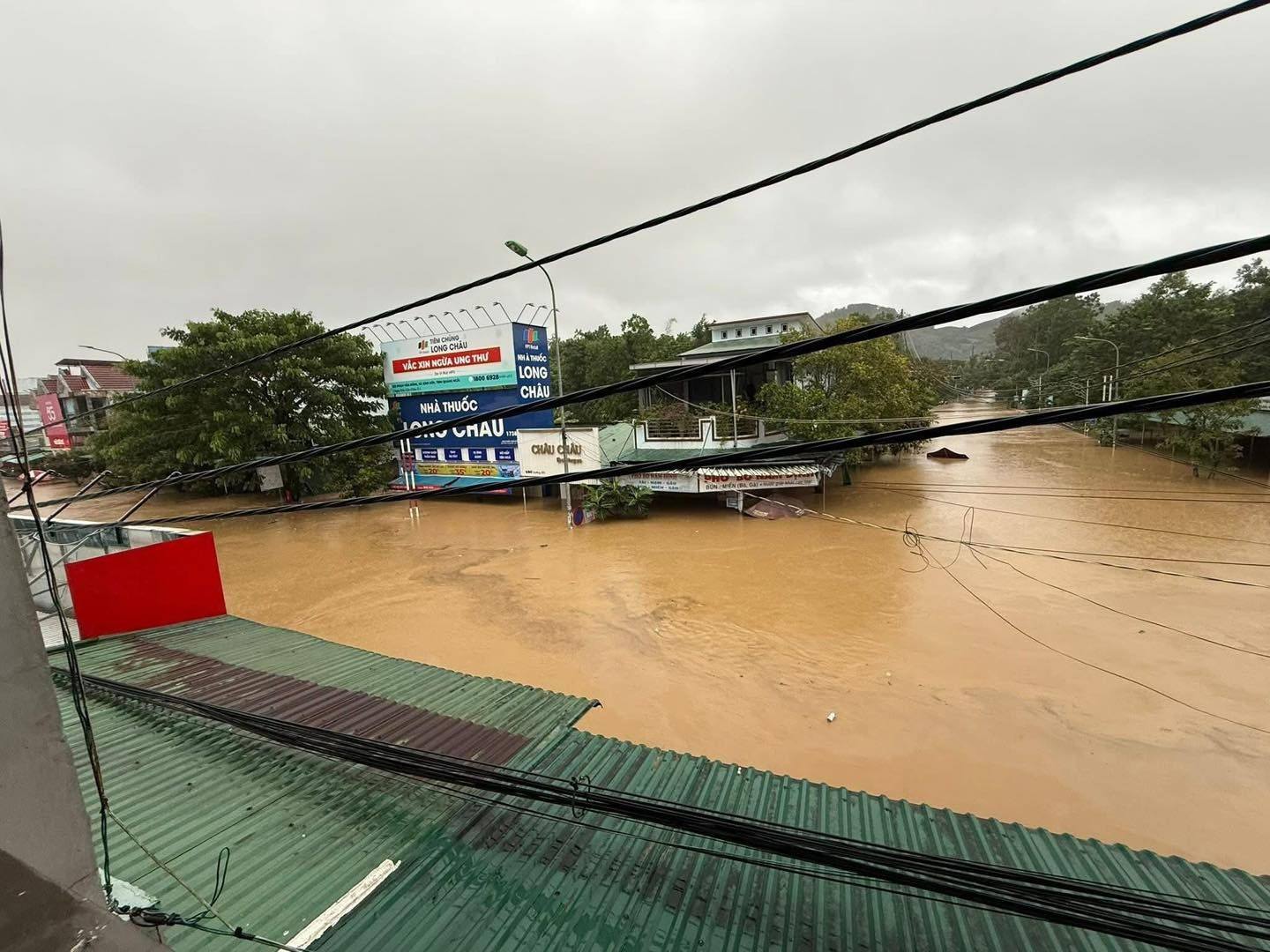 Lũ c&aacute;c s&ocirc;ng ở Quảng Ng&atilde;i l&ecirc;n nhanh ngập đến tầng 1, nhiều nơi xấp xỉ đỉnh lũ lịch sử - Ảnh 2.