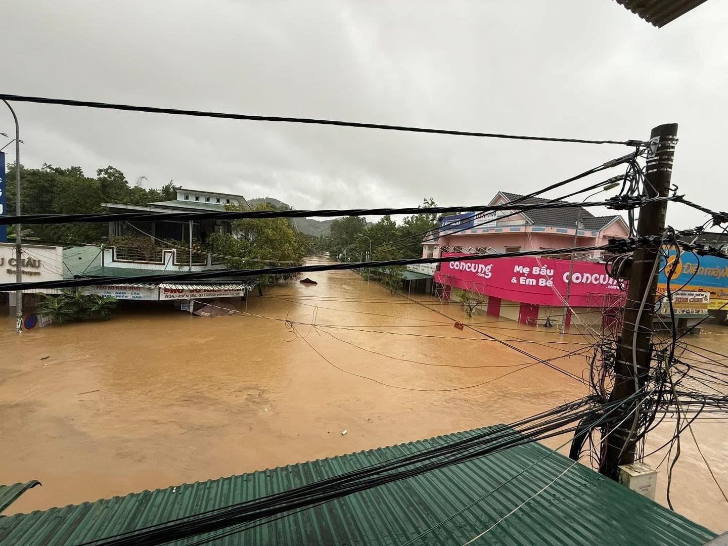 Lũ c&aacute;c s&ocirc;ng ở Quảng Ng&atilde;i l&ecirc;n nhanh ngập đến tầng 1, nhiều nơi xấp xỉ đỉnh lũ lịch sử - Ảnh 1.