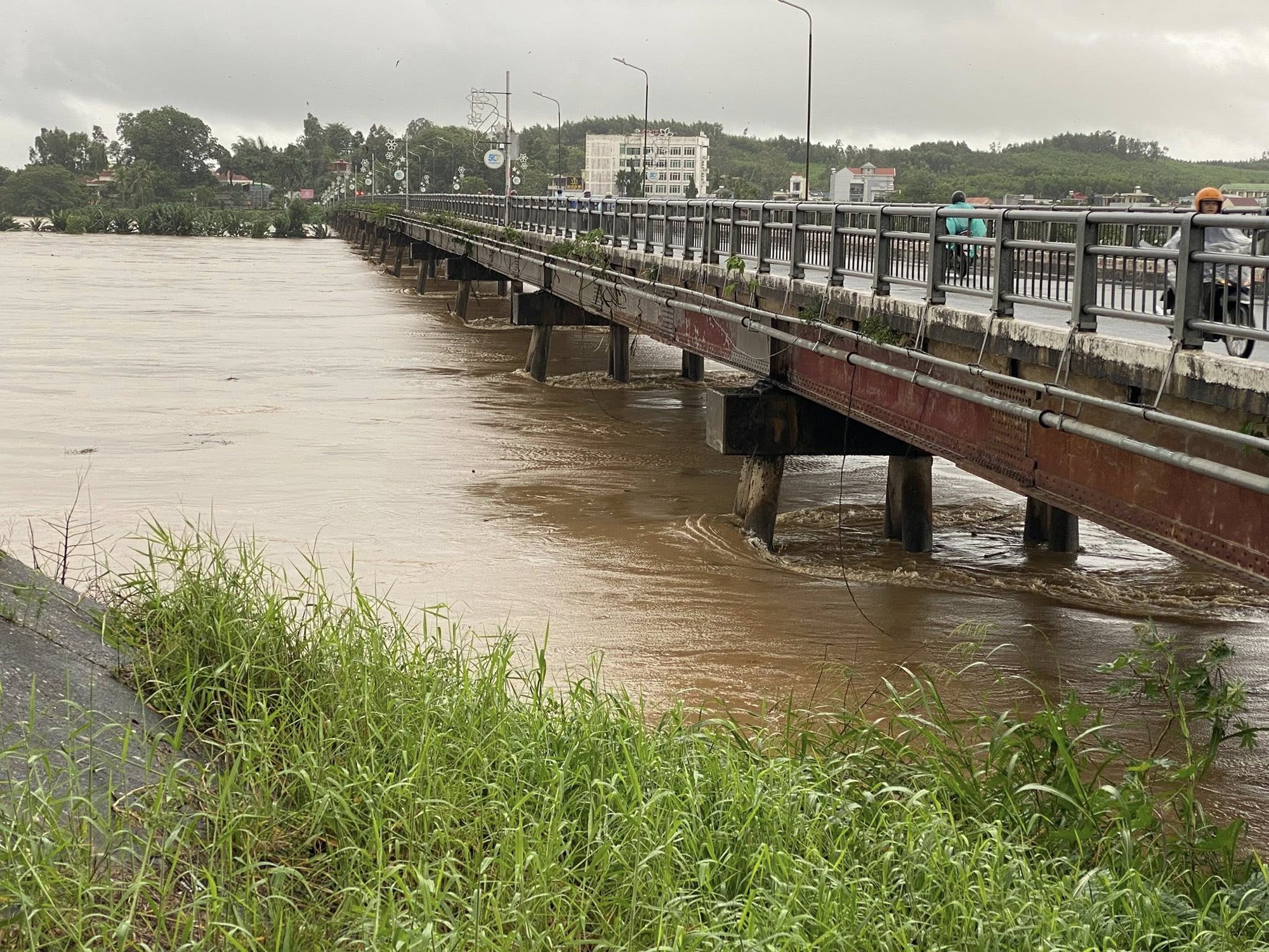 Lũ c&aacute;c s&ocirc;ng ở Quảng Ng&atilde;i l&ecirc;n nhanh ngập đến tầng 1, nhiều nơi xấp xỉ đỉnh lũ lịch sử - Ảnh 4.