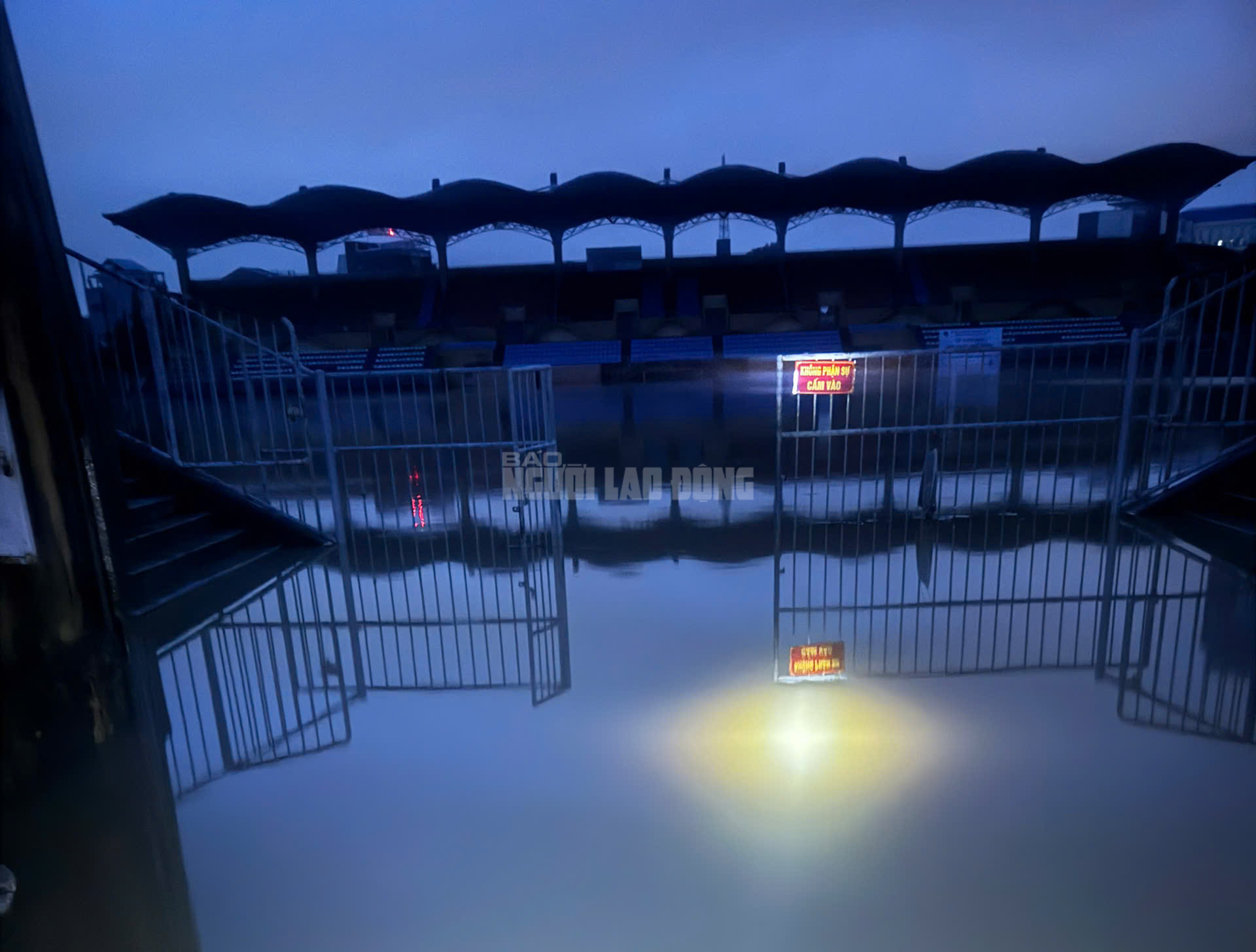 Lũ sông Hương đã xuống , Người dân Huế khẩn trương dọn dẹp Sau lũ - Ảnh 10. Lũ sông Hương đã xuống , Người dân Huế khẩn trương dọn dẹp Sau lũ - Ảnh 10.