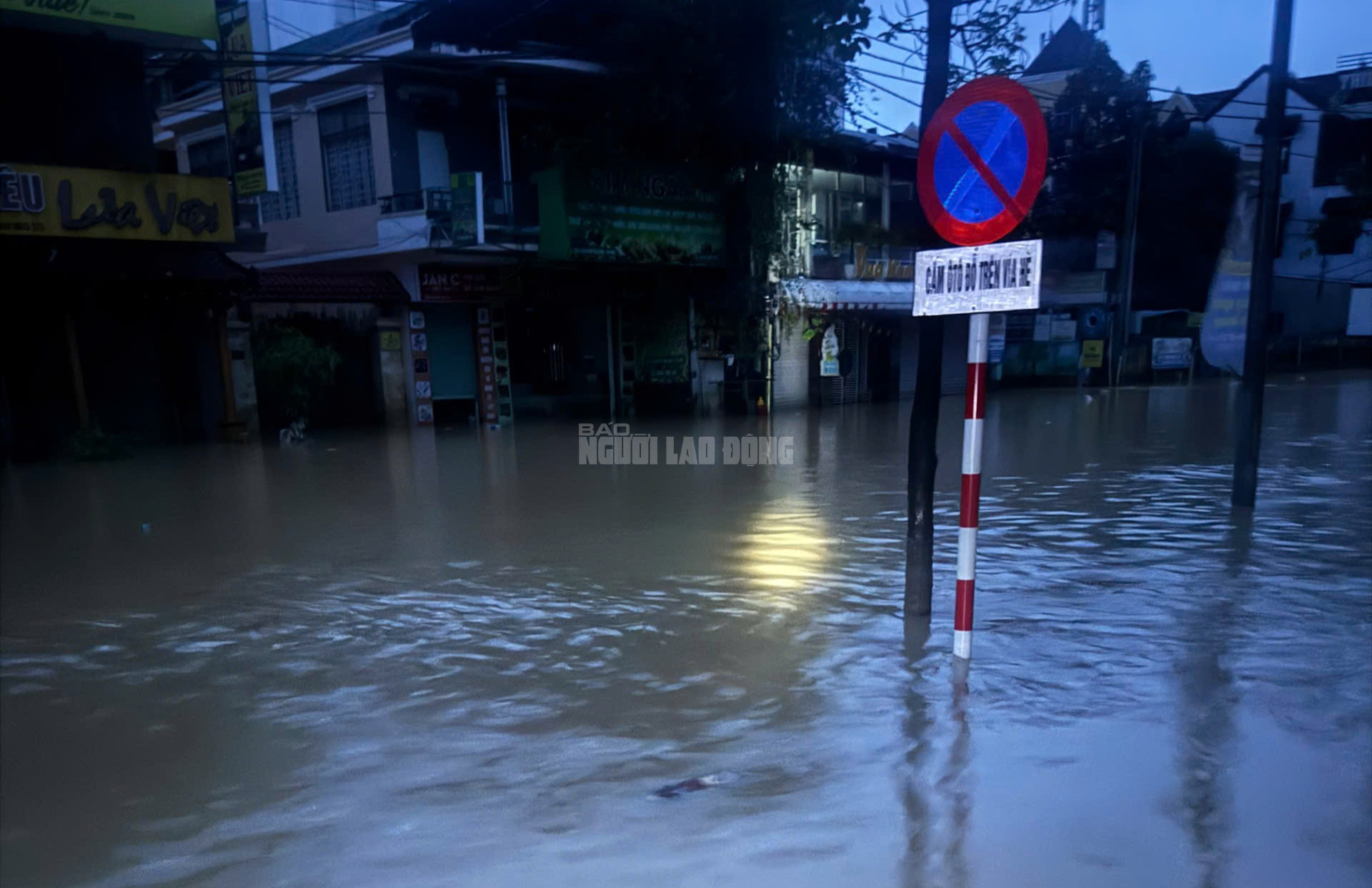Lũ sông Hương đã xuống , Người dân Huế khẩn trương dọn dẹp Sau lũ - Ảnh 9. Lũ sông Hương đã xuống , Người dân Huế khẩn trương dọn dẹp Sau lũ - Ảnh 9.