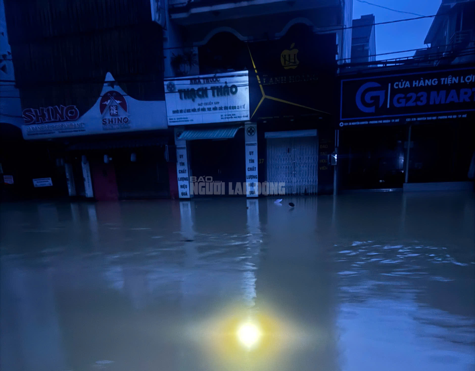 Lũ sông Hương đã xuống , Người dân Huế khẩn trương dọn dẹp Sau lũ - Ảnh 8. Lũ sông Hương đã xuống , Người dân Huế khẩn trương dọn dẹp Sau lũ - Ảnh 8.