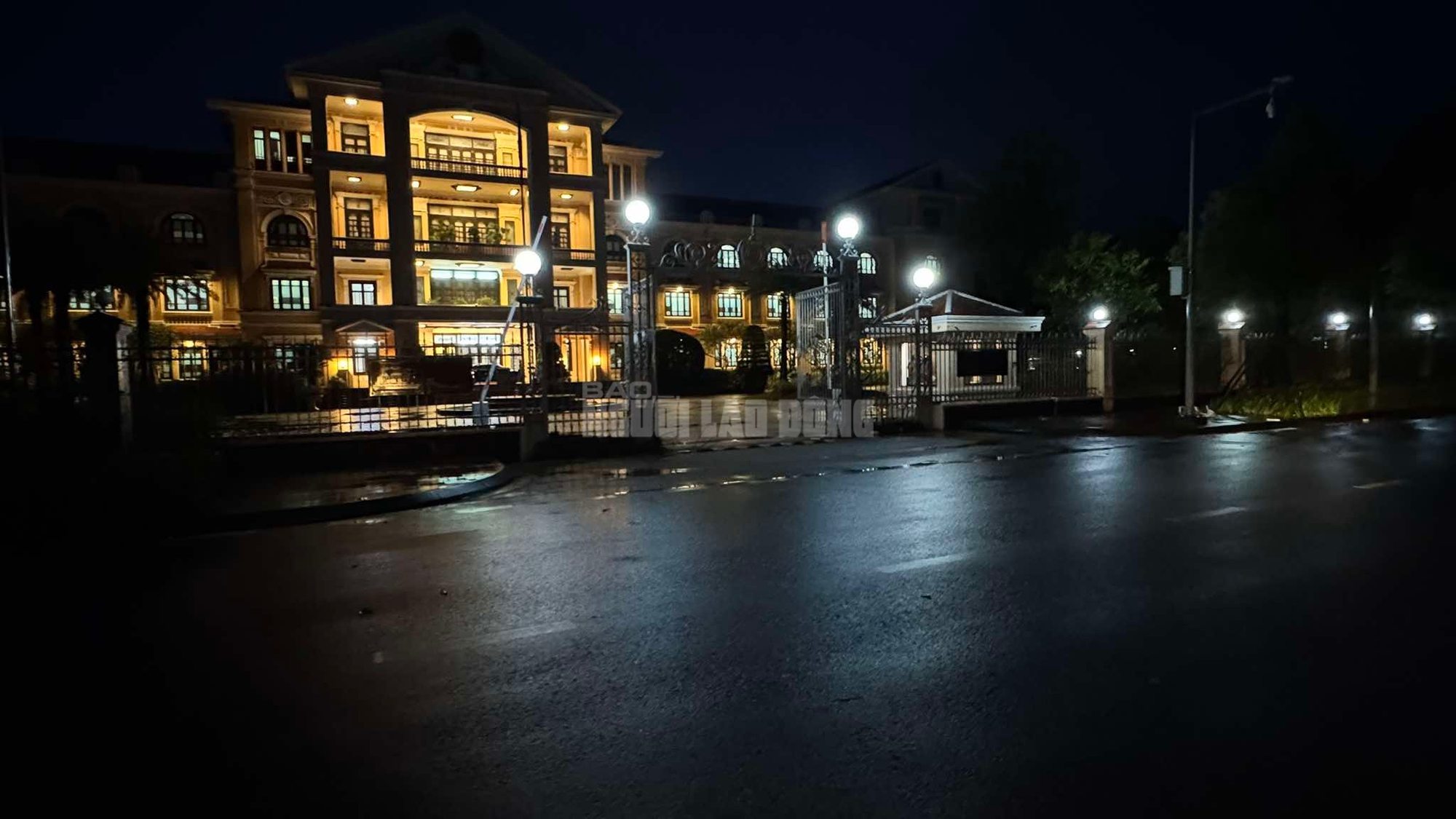 Lũ sông Hương đã xuống , Người dân Huế khẩn trương dọn dẹp Sau lũ - Ảnh 7. Lũ sông Hương đã xuống , Người dân Huế khẩn trương dọn dẹp Sau lũ - Ảnh 7.