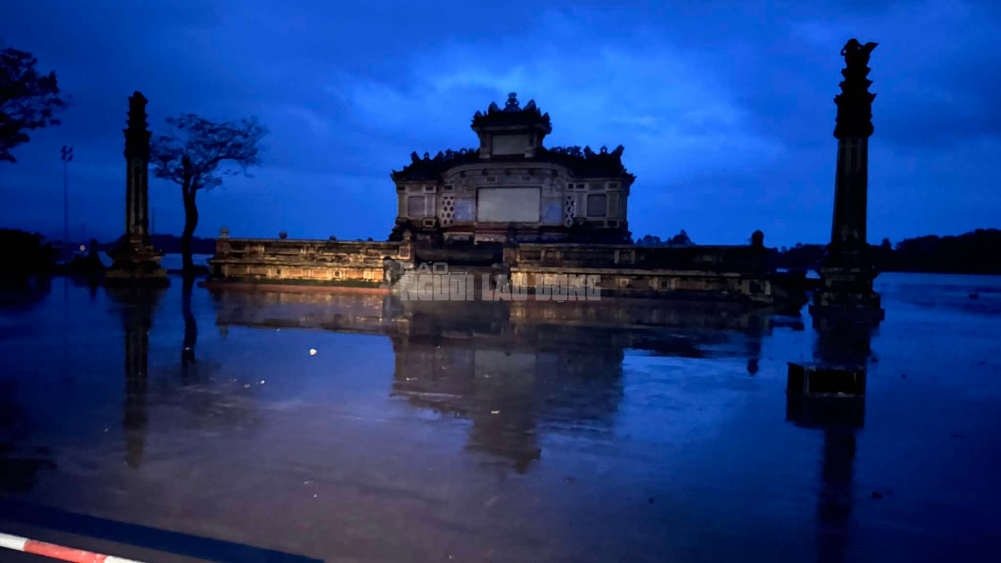 Lũ sông Hương đã xuống , Người dân Huế khẩn trương dọn dẹp Sau lũ - Ảnh 6. Lũ sông Hương đã xuống , Người dân Huế khẩn trương dọn dẹp Sau lũ - Ảnh 6.