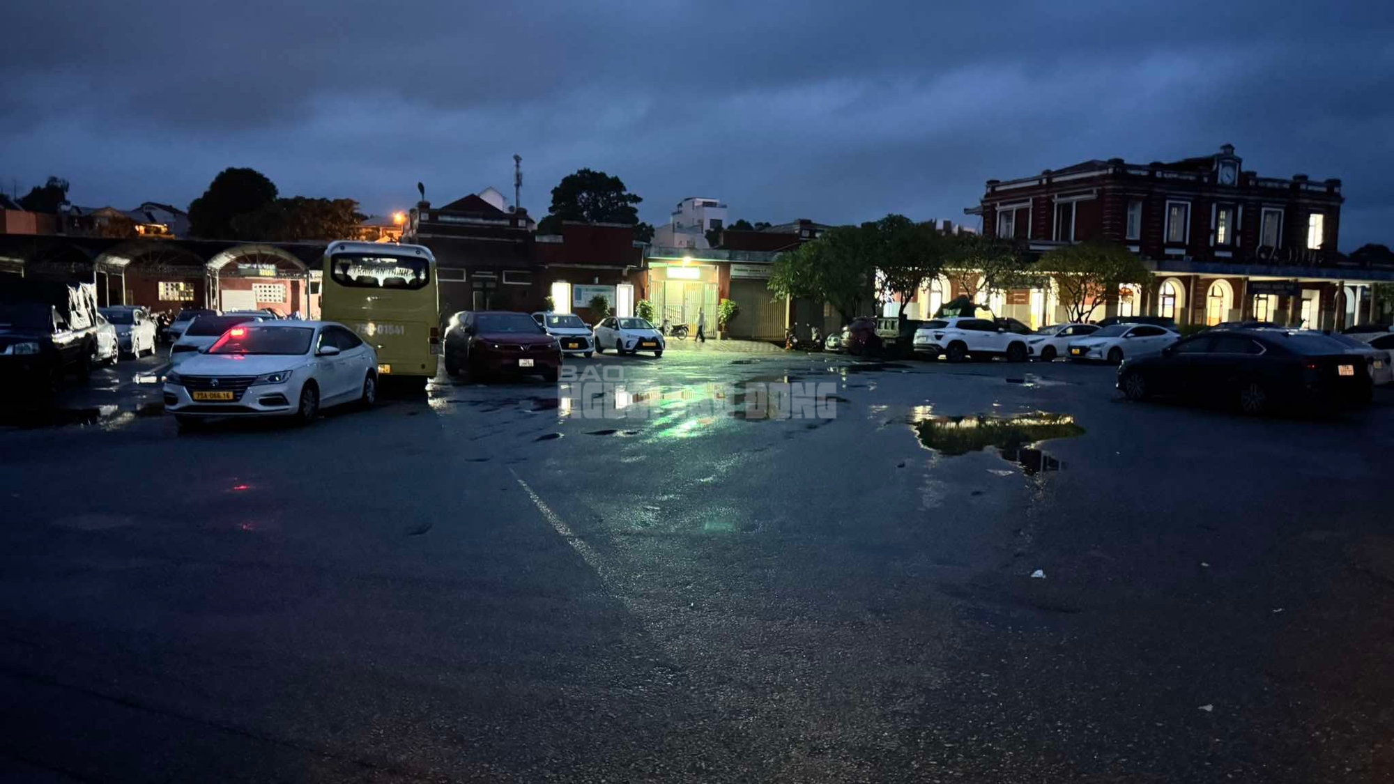 Lũ sông Hương đã xuống , Người dân Huế khẩn trương dọn dẹp Sau lũ - Ảnh 5. Lũ sông Hương đã xuống , Người dân Huế khẩn trương dọn dẹp Sau lũ - Ảnh 5.