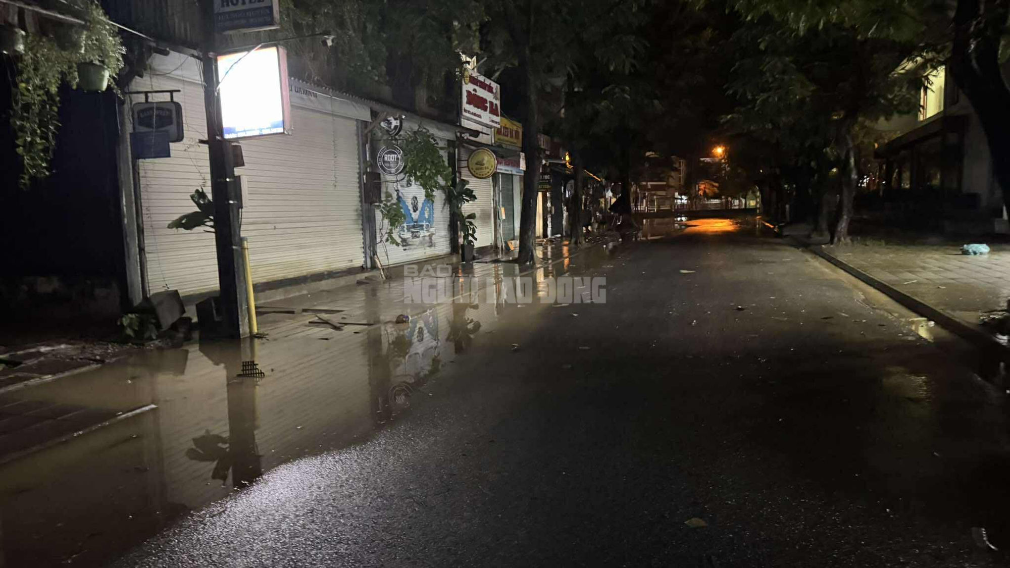 Lũ sông Hương đã xuống , Người dân Huế khẩn trương dọn dẹp Sau lũ - Ảnh 3. Lũ sông Hương đã xuống , Người dân Huế khẩn trương dọn dẹp Sau lũ - Ảnh 3.