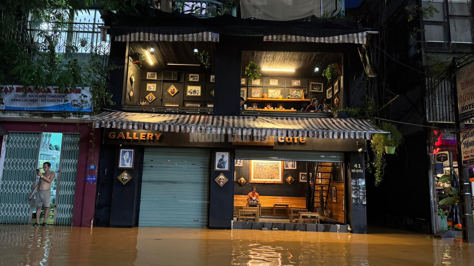 Lũ sông Hương đã xuống , Người dân Huế khẩn trương dọn dẹp Sau lũ - Ảnh 2. Lũ sông Hương đã xuống , Người dân Huế khẩn trương dọn dẹp Sau lũ - Ảnh 2.