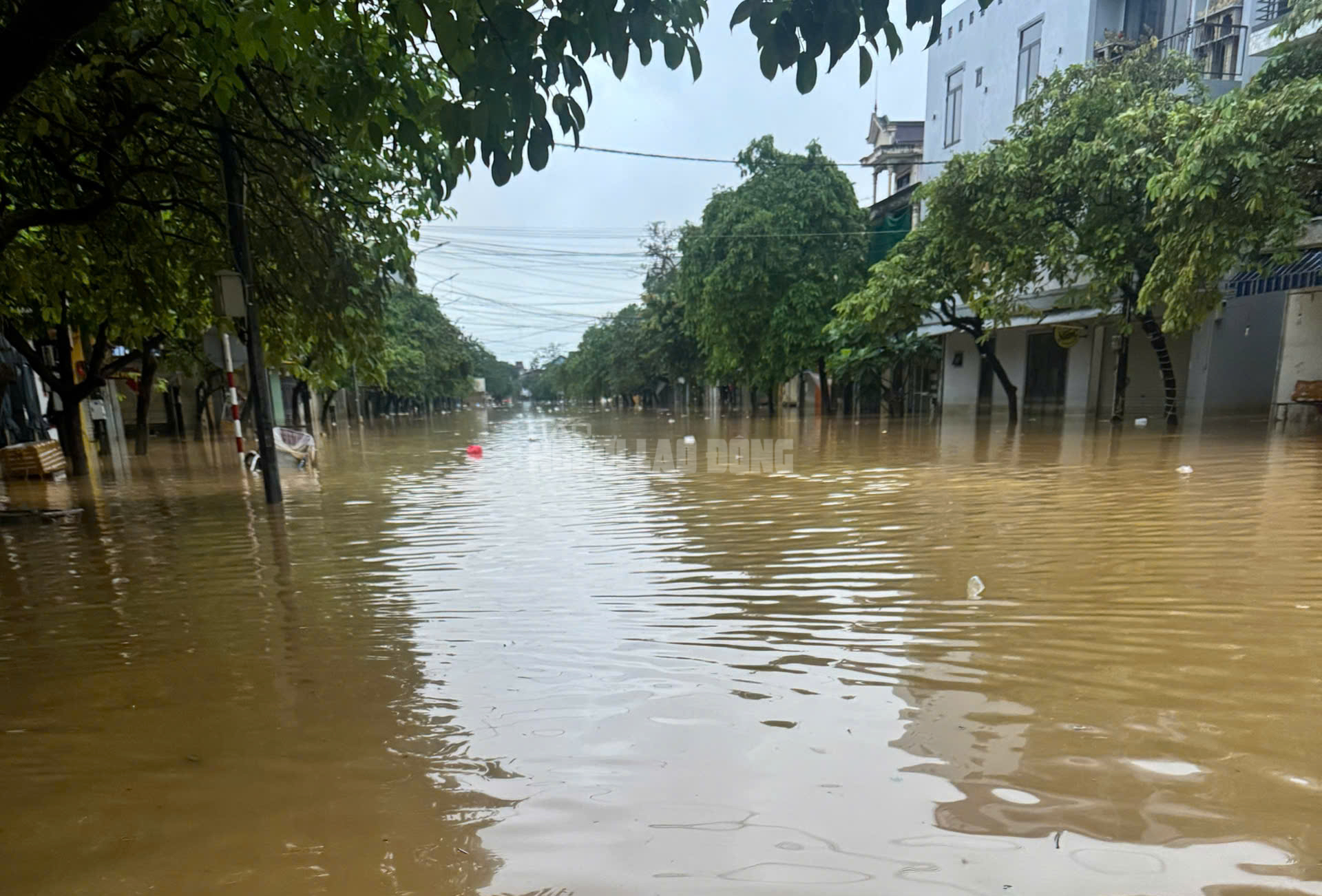 Cận cảnh đường phố Huế khi nước lũ bắt đầu rút - Ảnh 13. Người dân vùng lũ ở Huế: Cuối cùng "ôn" cũng xuống - Ảnh 2.