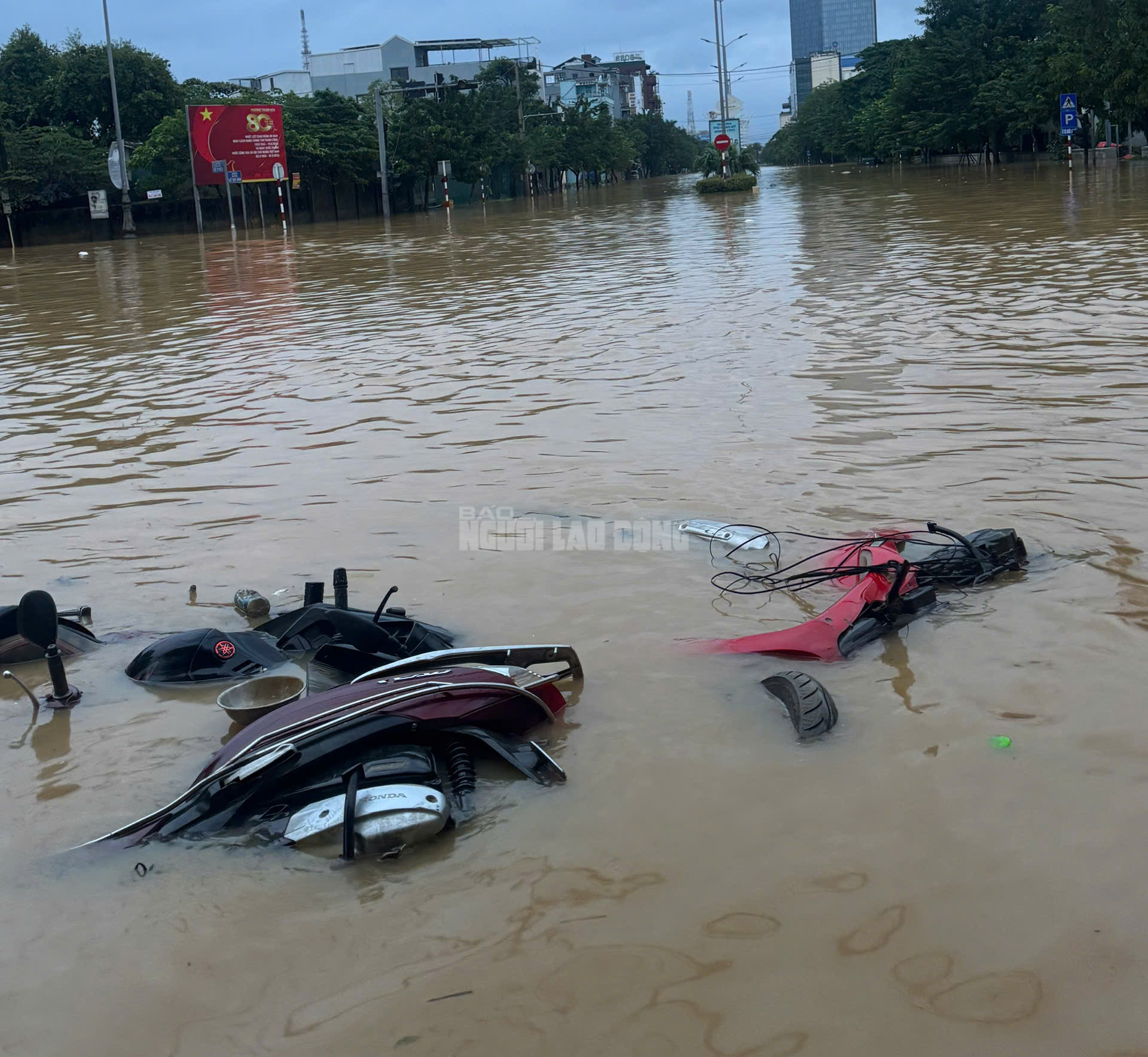 Cận cảnh đường phố Huế khi nước lũ bắt đầu rút - Ảnh 12. Người dân vùng lũ ở Huế: Cuối cùng "ôn" cũng xuống - Ảnh 1.