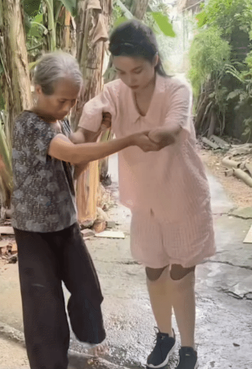 NGA TÍCH CỰC - Kênh Tiktok của mẹ 2 con mất tứ chi sau cơn bạo bệnh: Kiên cường tập luyện với đôi chân  NGA TÍCH CỰC - Kênh Tiktok của mẹ 2 con mất tứ chi sau cơn bạo bệnh: Kiên cường tập luyện với đôi chân