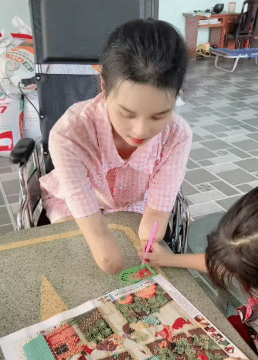 NGA TÍCH CỰC - Kênh Tiktok của mẹ 2 con mất tứ chi sau cơn bạo bệnh: Kiên cường tập luyện với đôi chân  NGA TÍCH CỰC - Kênh Tiktok của mẹ 2 con mất tứ chi sau cơn bạo bệnh: Kiên cường tập luyện với đôi chân