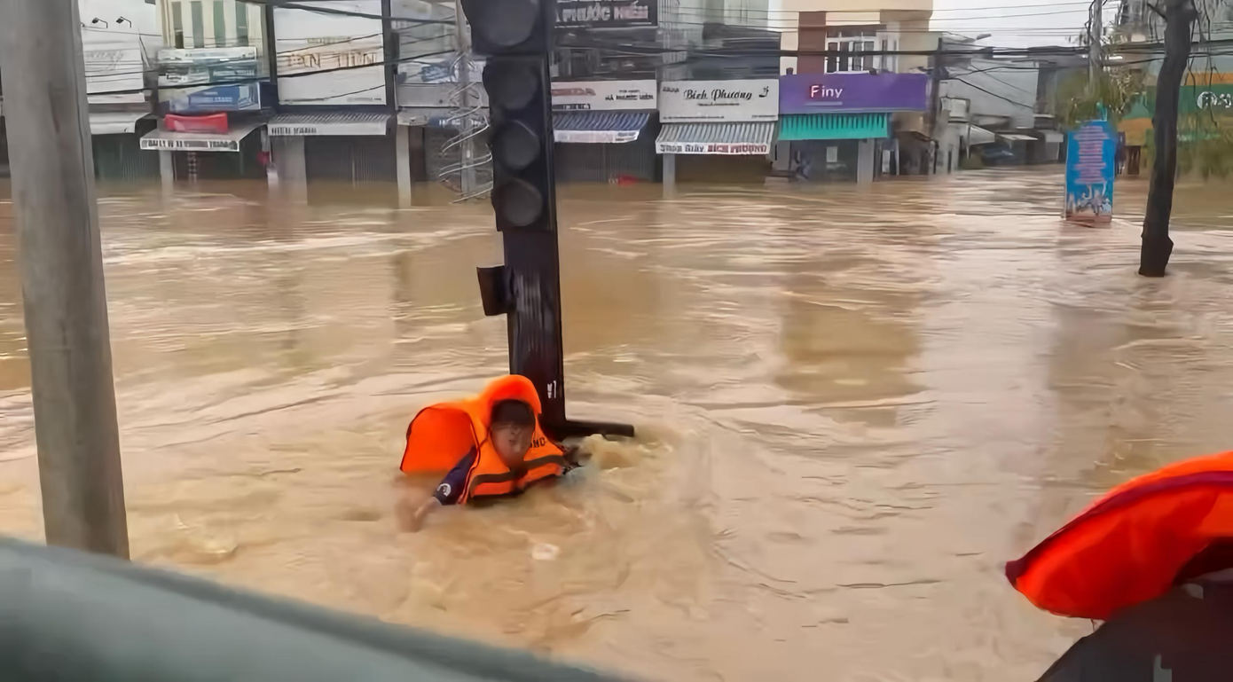 Thót tim cảnh người đàn ông ôm cột điện kêu cứu giữa dòng lũ đêm - Ảnh 4. Thót tim cảnh người đàn ông ôm cột điện kêu cứu giữa dòng lũ đêm - Ảnh 4.