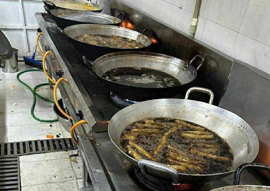 Dầu rán đen ngòm, thịt ôi thiu vào trường học: Bao giờ mới chấm dứt? - Ảnh 1.