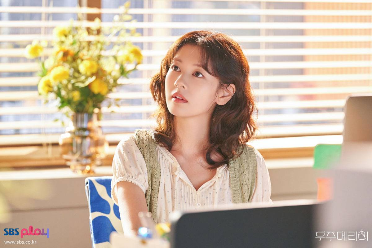 Nữ chính phim ngôn tình Hàn Quốc đang hot: Nhìn gu thời trang mà không ai nghĩ đã gần 40 tuổi - Ảnh 1. Nữ chính phim ngôn tình Hàn Quốc đang hot: Nhìn gu thời trang mà không ai nghĩ đã gần 40 tuổi - Ảnh 1.