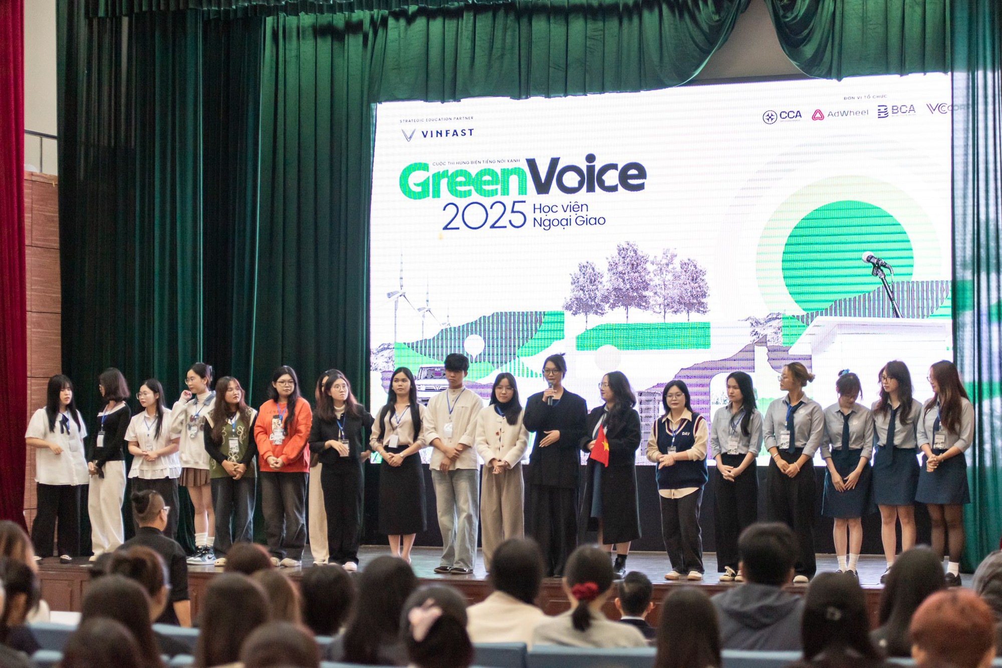 Chấm thi hùng biện Green Voices, giám khảo chia sẻ: Gen Z truyền tải sống xanh bằng ngôn ngữ 'bắt trend dễ viral' - Ảnh 1. Chấm thi hùng biện Green Voices, giám khảo chia sẻ: Gen Z truyền tải sống xanh bằng ngôn ngữ 'bắt trend dễ viral' - Ảnh 1.