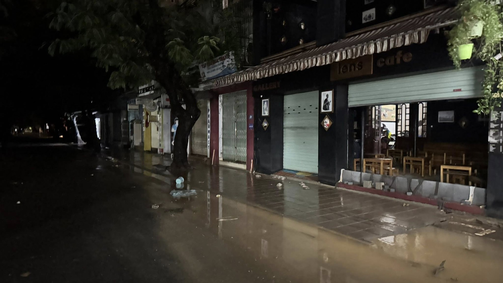 Lũ sông Hương đã xuống , Người dân Huế khẩn trương dọn dẹp Sau lũ - Ảnh 1. Lũ sông Hương đã xuống , Người dân Huế khẩn trương dọn dẹp Sau lũ - Ảnh 1.