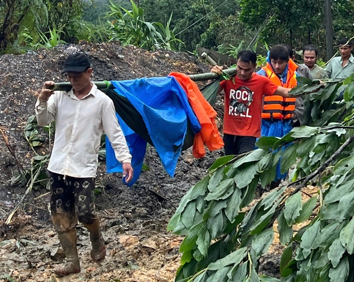 Sạt lở đất vùi lấp 5 người ở Đà Nẵng, 3 nạn nhân bị thương nặng - Ảnh 1. Sạt lở đất vùi lấp 5 người ở Đà Nẵng, 3 nạn nhân bị thương nặng - Ảnh 1.