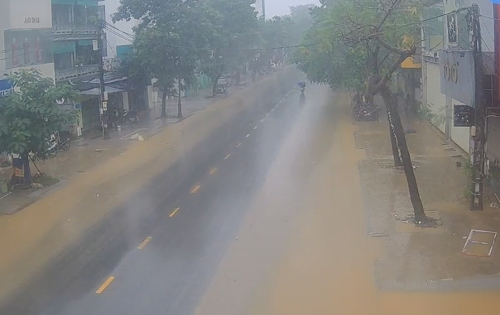 Lũ sông Hương xuống sát báo động 3, hơn 44.500 ngôi nhà ở Huế bị ngập - Ảnh 2. Lũ sông Hương xuống sát báo động 3, hơn 44.500 ngôi nhà ở Huế bị ngập - Ảnh 2.