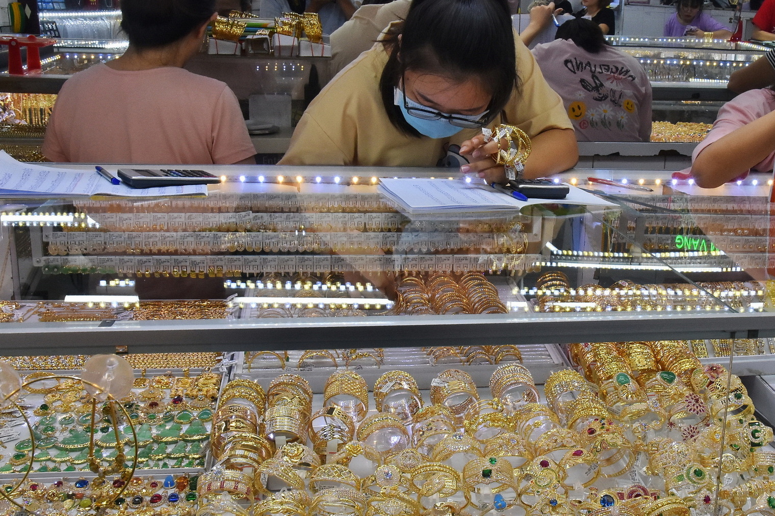 Giá vàng hôm nay, 29-10: Sụt giảm rất mạ - Ảnh 1. Giá vàng hôm nay, 29-10: Sụt giảm rất mạ - Ảnh 1.