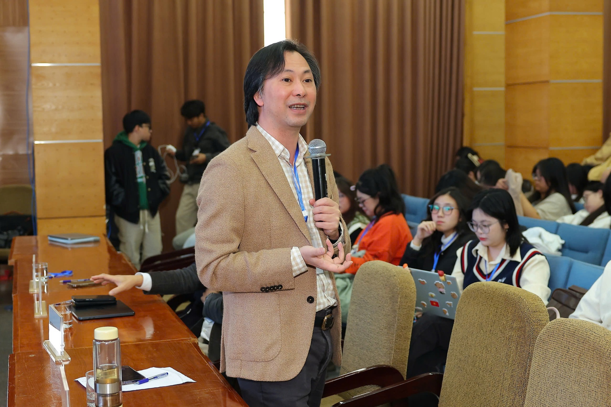 Chấm thi hùng biện Green Voices, giám khảo chia sẻ: Gen Z truyền tải sống xanh bằng ngôn ngữ 'bắt trend dễ viral' - Ảnh 2. Chấm thi hùng biện Green Voices, giám khảo chia sẻ: Gen Z truyền tải sống xanh bằng ngôn ngữ 'bắt trend dễ viral' - Ảnh 2.