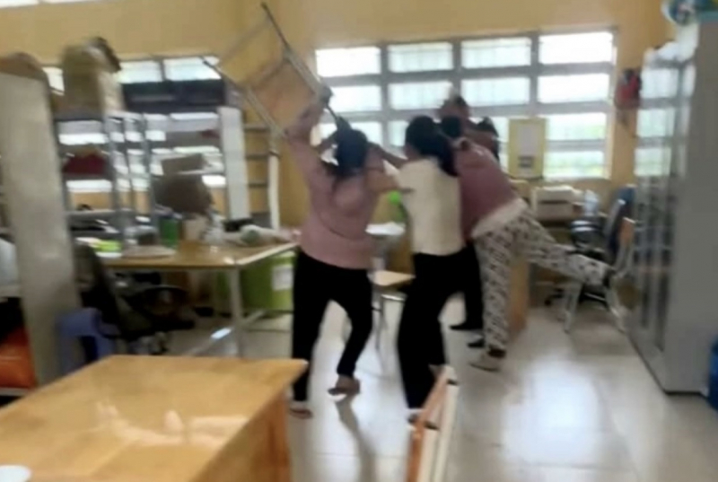 Vụ phụ huynh lao vào đánh thầy giáo: Hé lộ tin nhắn "thân mật" thầy gửi cho nữ sinh lớp 10 - Ảnh 2. Vụ phụ huynh lao vào đánh thầy giáo: Hé lộ tin nhắn "thân mật" thầy gửi cho nữ sinh lớp 10 - Ảnh 2.