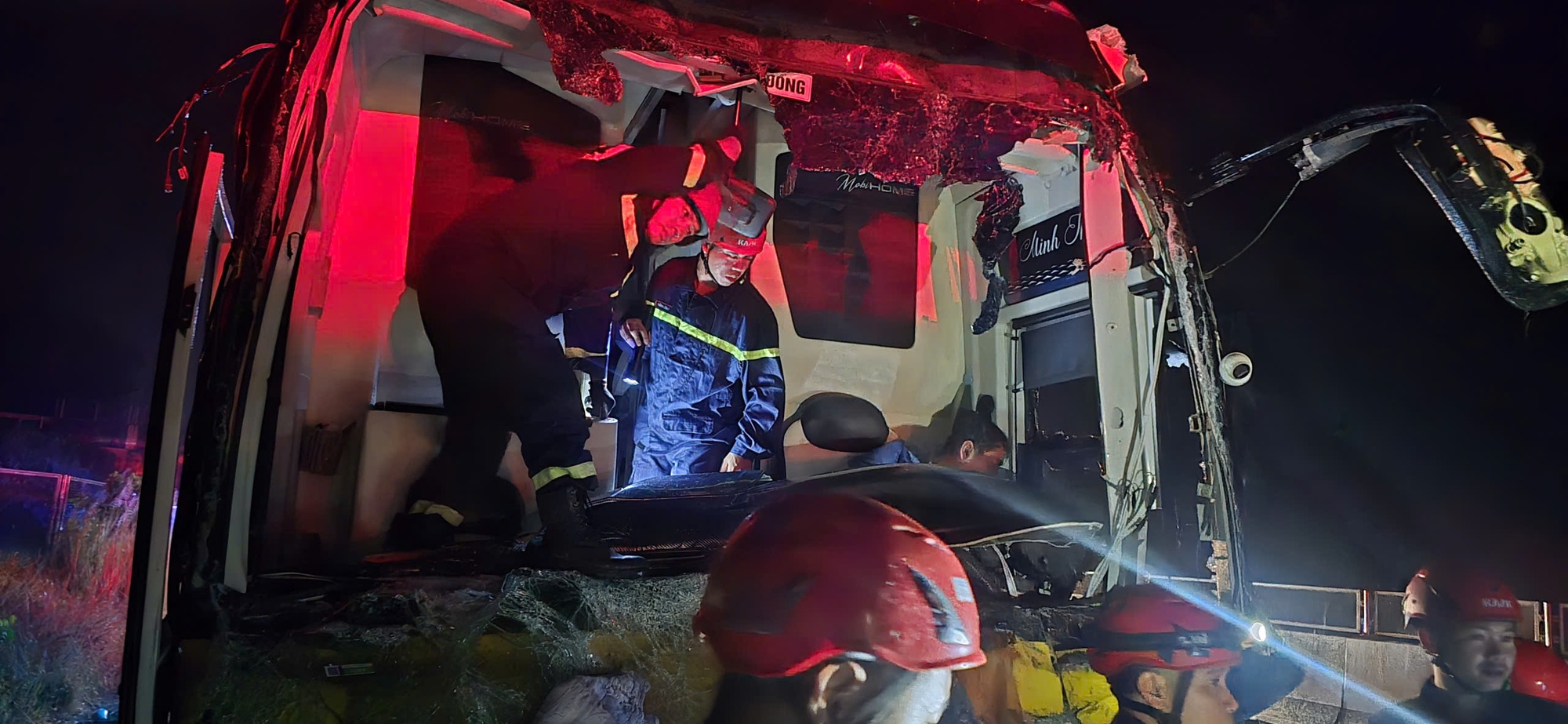 CLIP: 5 người bị tai nạn mắc kẹt trong xe khách giữa đêm trên đường cao tốc - Ảnh 1. CLIP: Giải cứu 5 người mắc kẹt giữa đêm trên cao tốc Đà Nẵng - Quảng Ngãi - Ảnh 1.