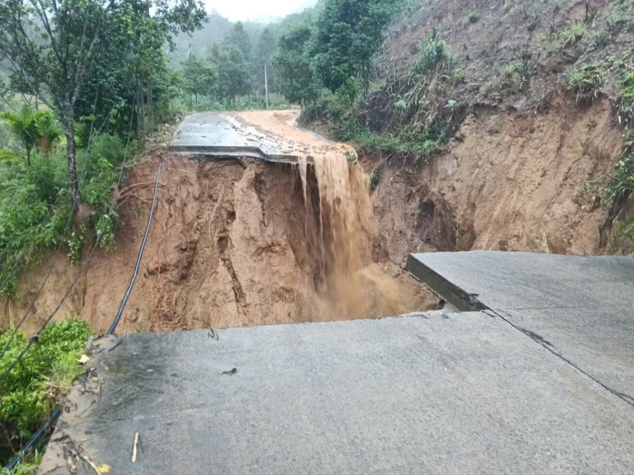 Lũ c&aacute;c s&ocirc;ng ở Quảng Ng&atilde;i l&ecirc;n nhanh ngập đến tầng 1, nhiều nơi xấp xỉ đỉnh lũ lịch sử - Ảnh 3.