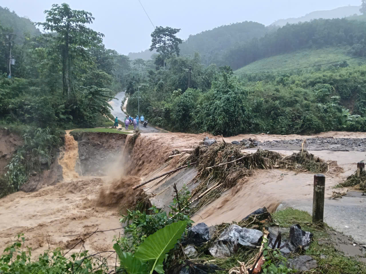 Lũ c&aacute;c s&ocirc;ng ở Quảng Ng&atilde;i l&ecirc;n nhanh ngập đến tầng 1, nhiều nơi xấp xỉ đỉnh lũ lịch sử - Ảnh 5.