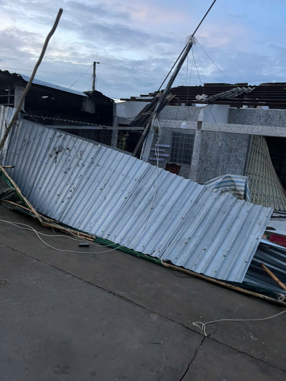 CLIP: Vòi rồng cuốn bay nhiều tài sản của người dân ở Cà Mau - Ảnh 2. CLIP: Vòi rồng quét qua một xã ở Cà Mau - Ảnh 1.