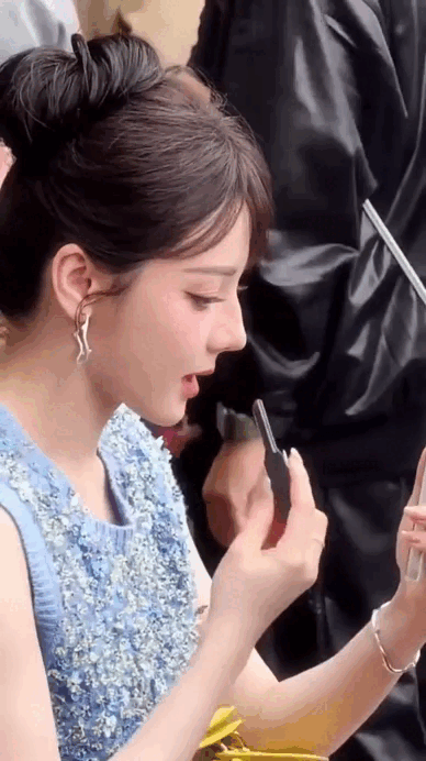 Cả thiên hạ ráo riết tìm 