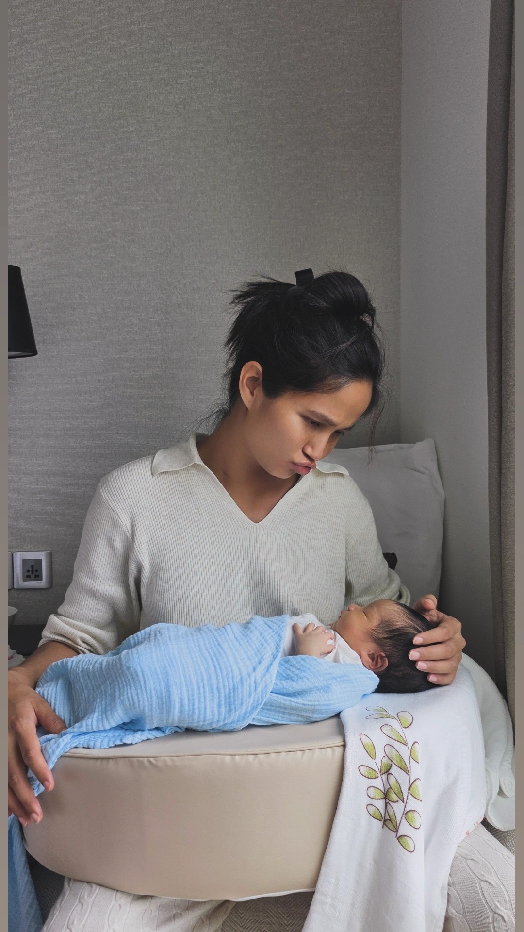 Hoa hậu H'Nen Niê giảm liền 9kg, khoe bụng phẳng lỳ sau 10 ngày sinh nở - Ảnh 4.